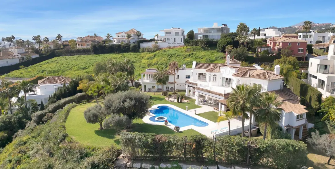 Продажа  отдельно стоящей виллы в Nueva Andalucía 6