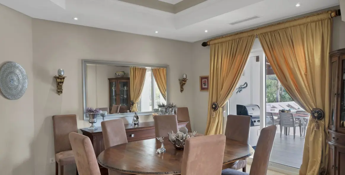 Продажа  отдельно стоящей виллы в Nueva Andalucía 12