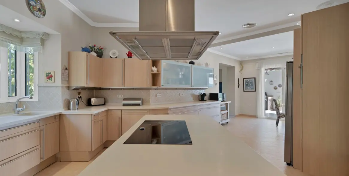 Продажа  отдельно стоящей виллы в Nueva Andalucía 16