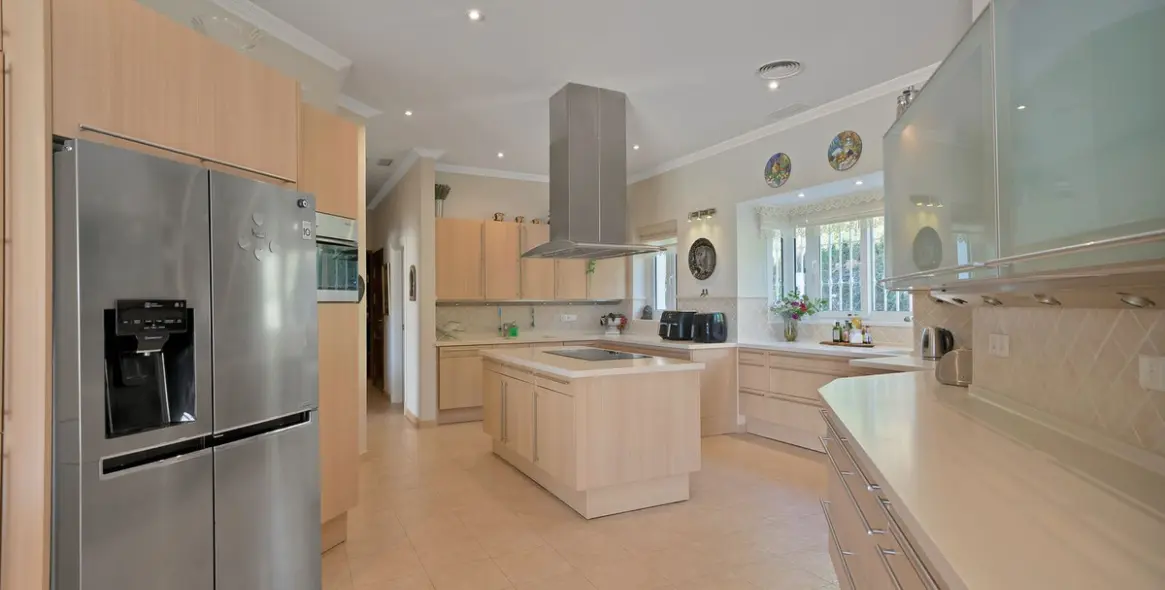 Продажа  отдельно стоящей виллы в Nueva Andalucía 17