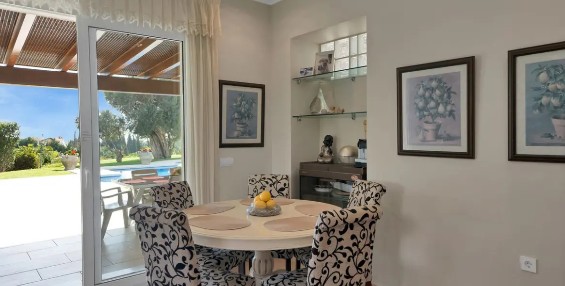 Продажа  отдельно стоящей виллы в Nueva Andalucía 19