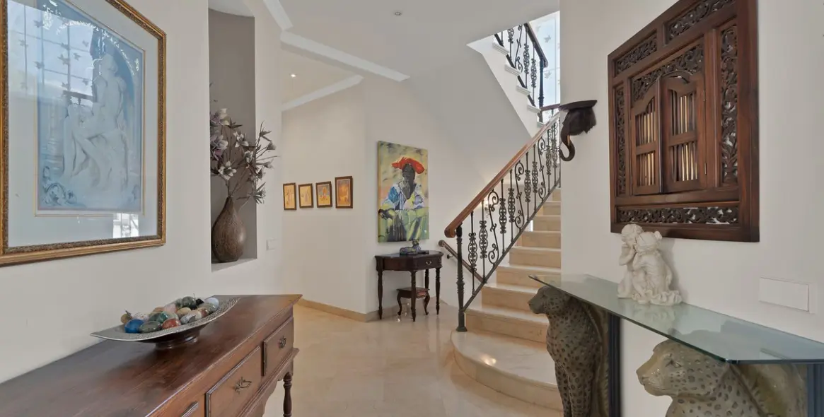 Продажа  отдельно стоящей виллы в Nueva Andalucía 20