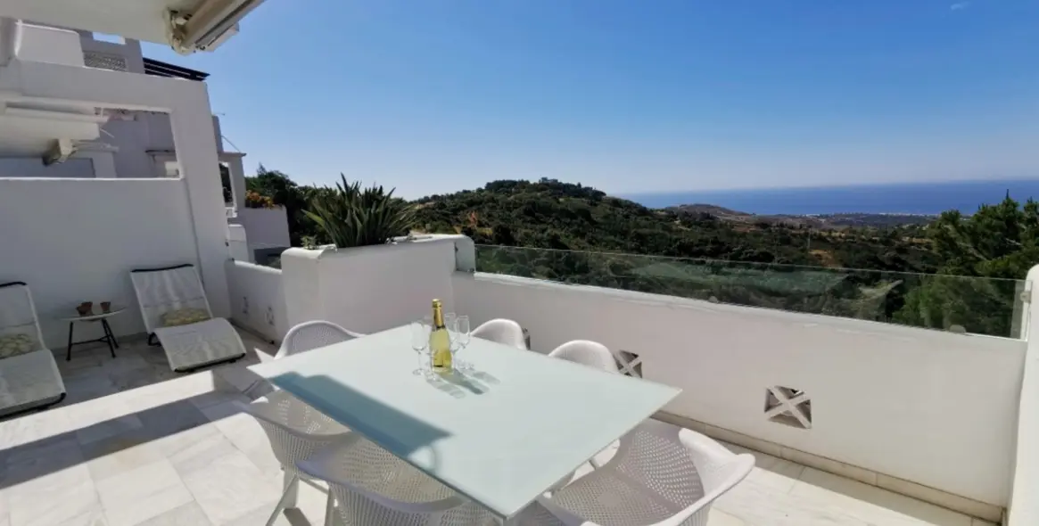 Sale of middle floor apartment in La Mairena 2