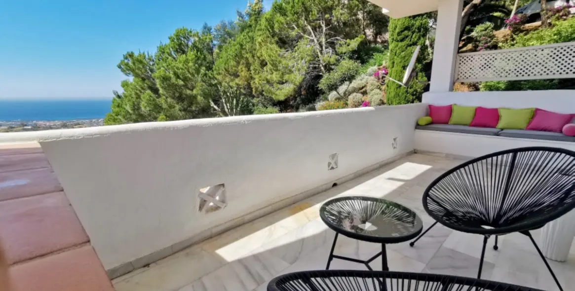 Sale of middle floor apartment in La Mairena 8