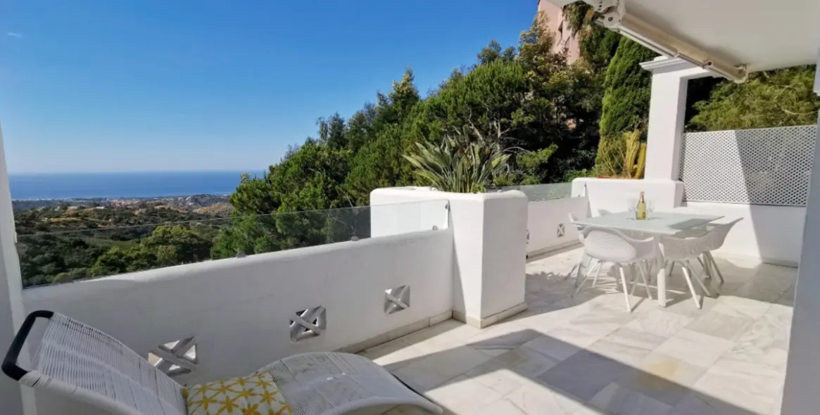 Sale of middle floor apartment in La Mairena 13