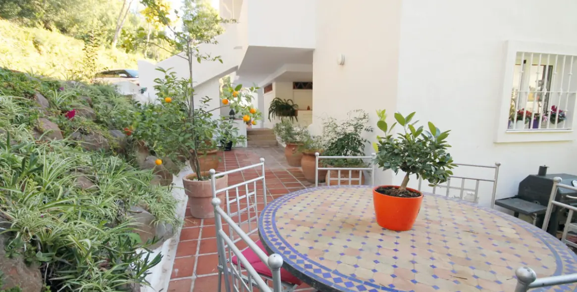 Sale of middle floor apartment in La Mairena 18