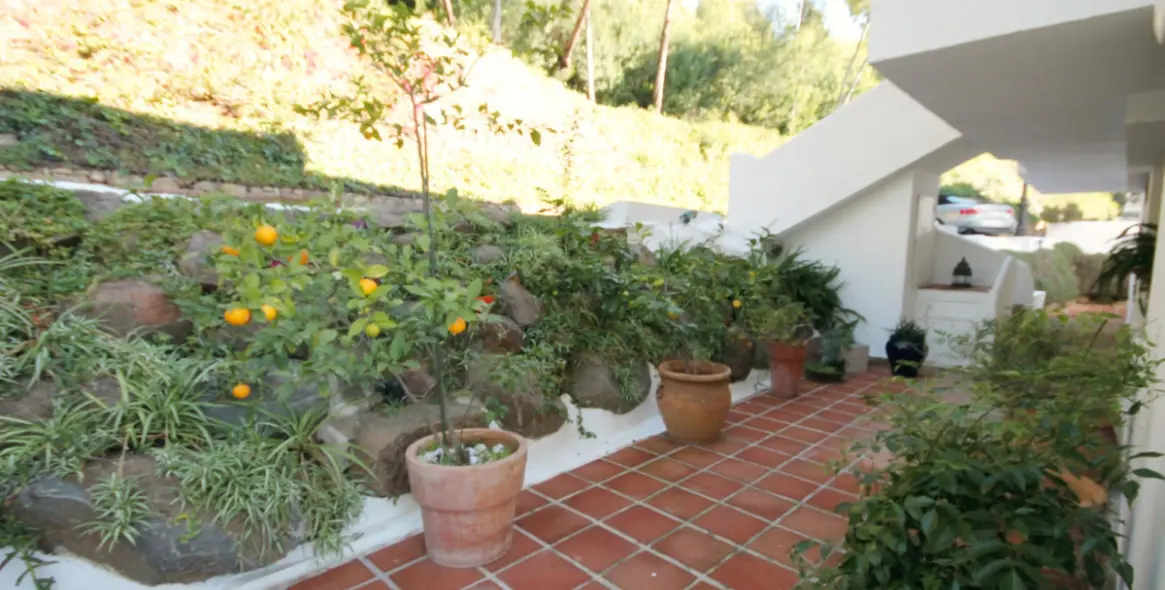 Sale of middle floor apartment in La Mairena 23