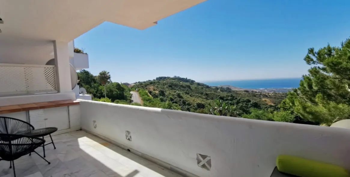 Sale of middle floor apartment in La Mairena 29