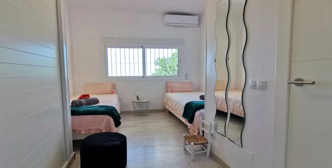 Sale of middle floor apartment in La Mairena 32