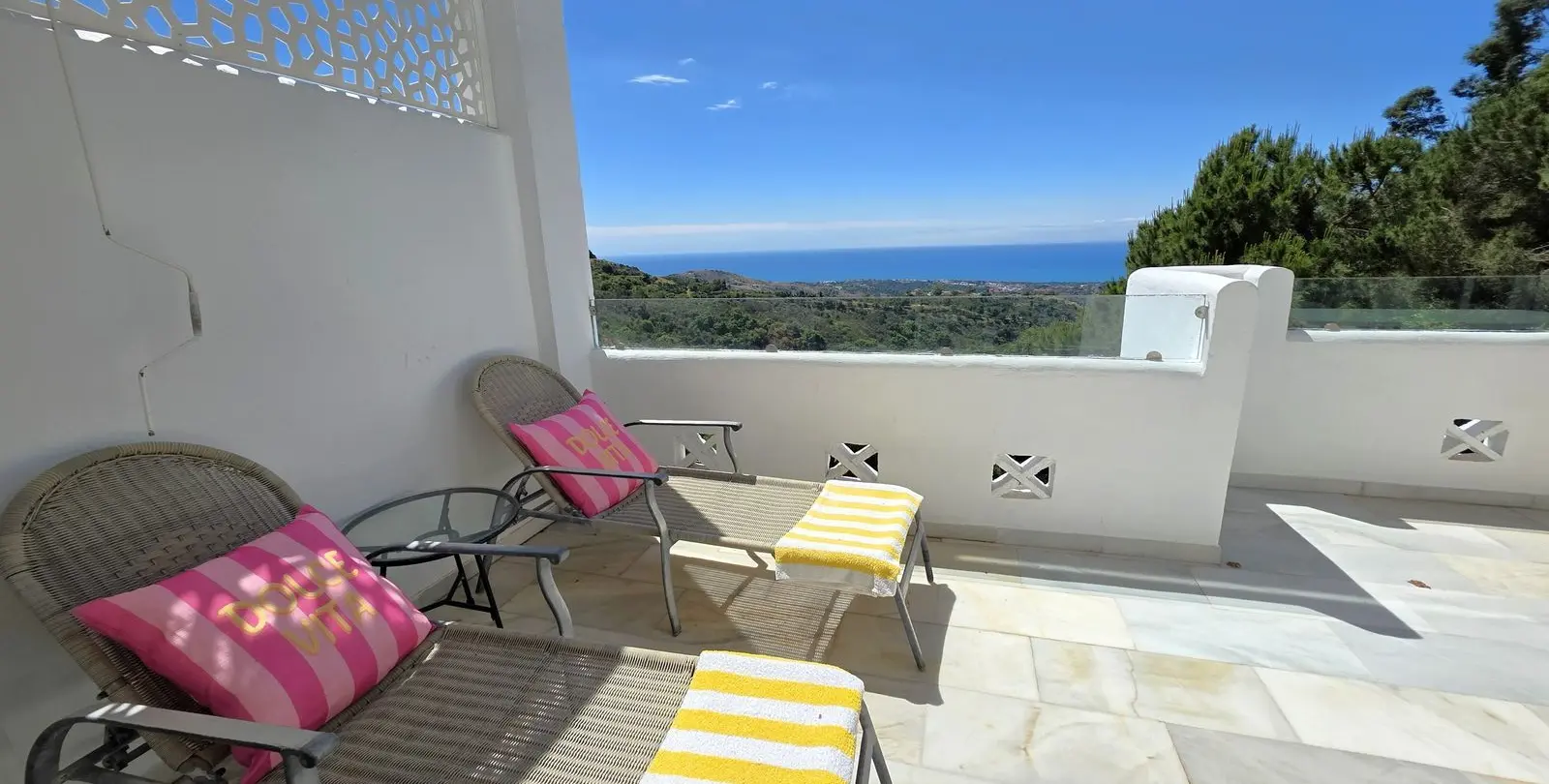 Sale of middle floor apartment in La Mairena 18