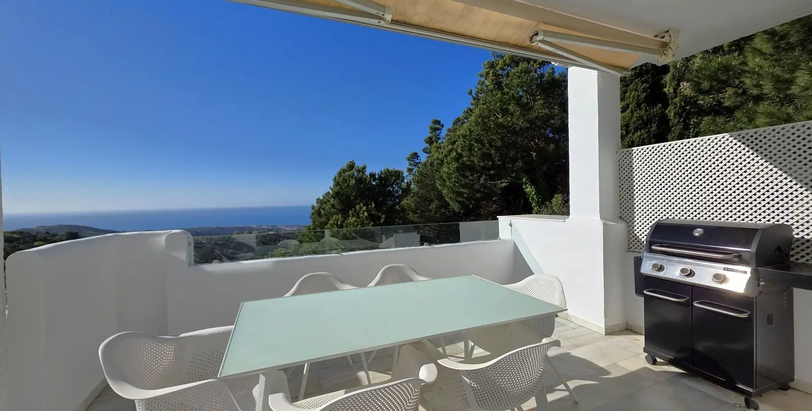 Sale of middle floor apartment in La Mairena 23
