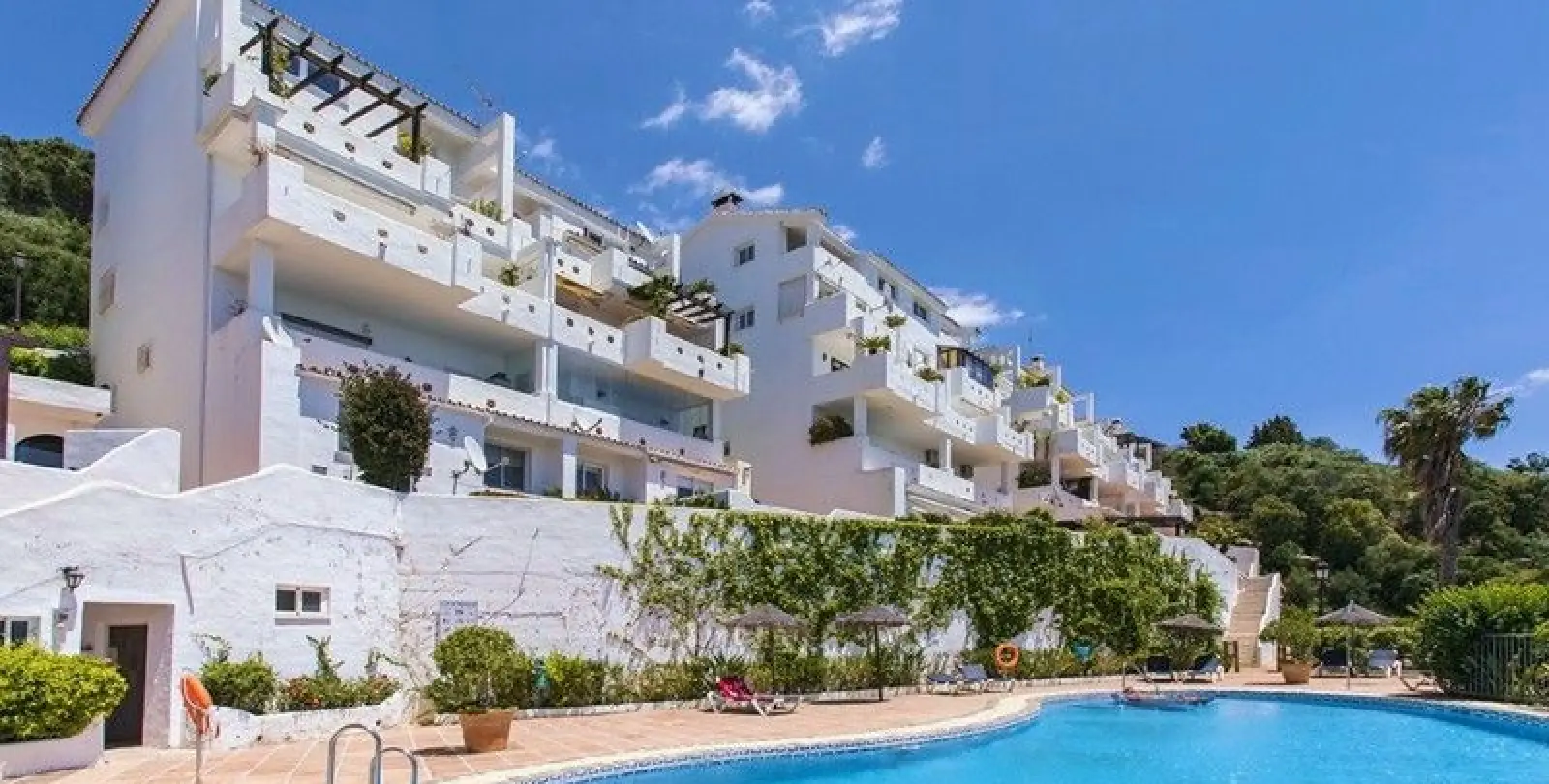 Sale of middle floor apartment in La Mairena 28