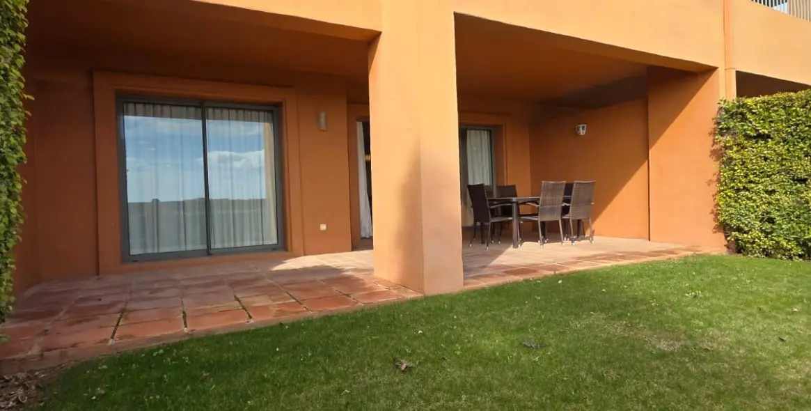 Sale of ground floor apartment in Estepona 1