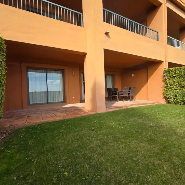 Продажа апартаментов на первом этаже в Estepona