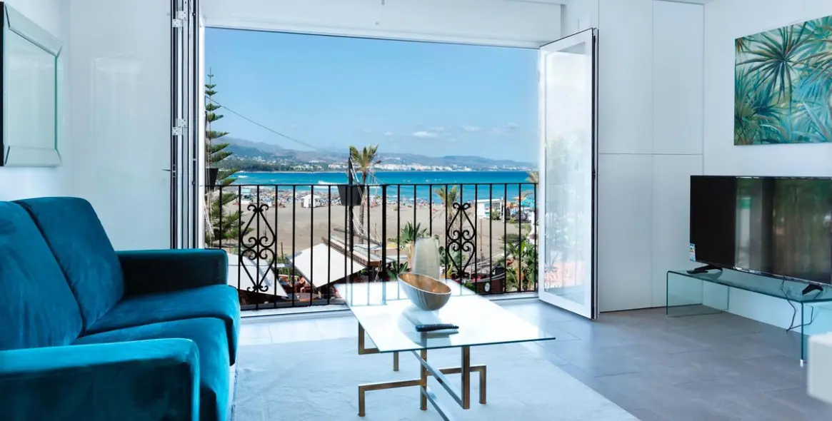 Sale of middle floor apartment in The Golden Mile 1