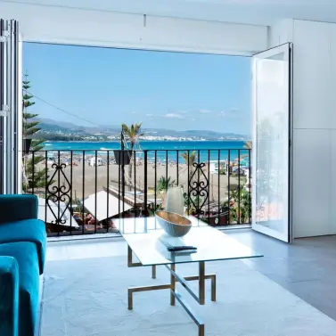 Sale of middle floor apartment in The Golden Mile