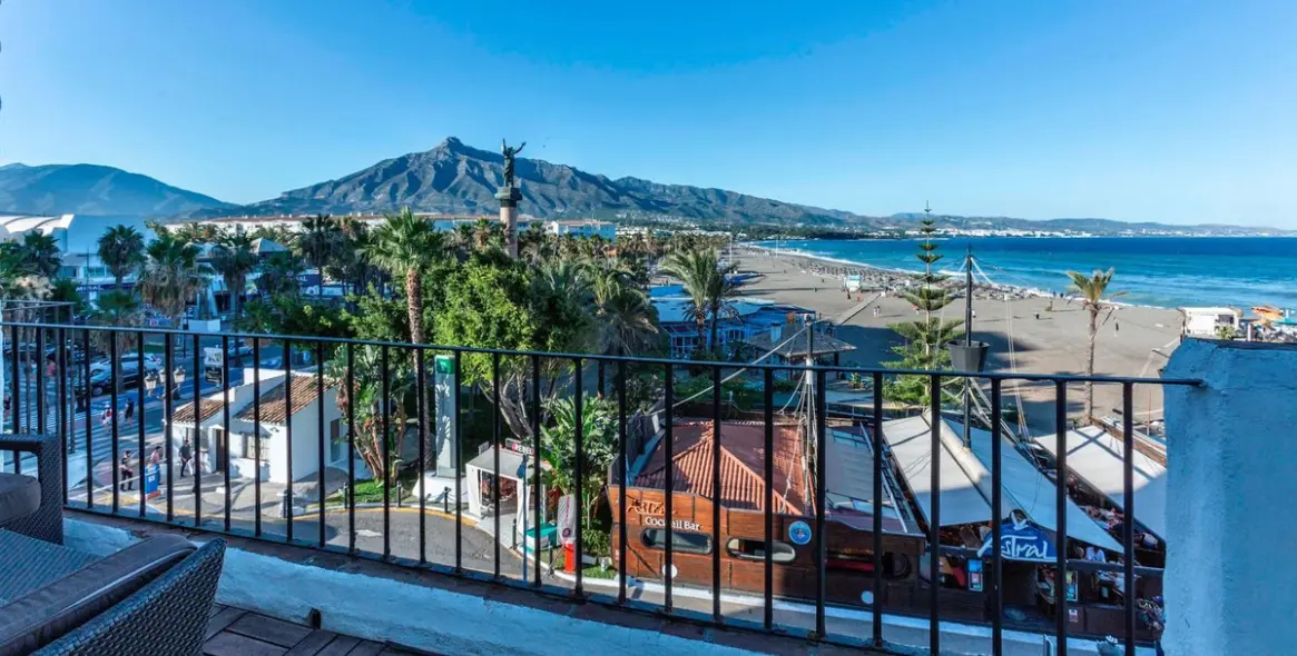 Sale of middle floor apartment in The Golden Mile 3