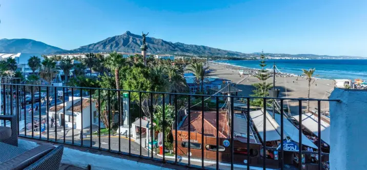 Sale of middle floor apartment in The Golden Mile 2