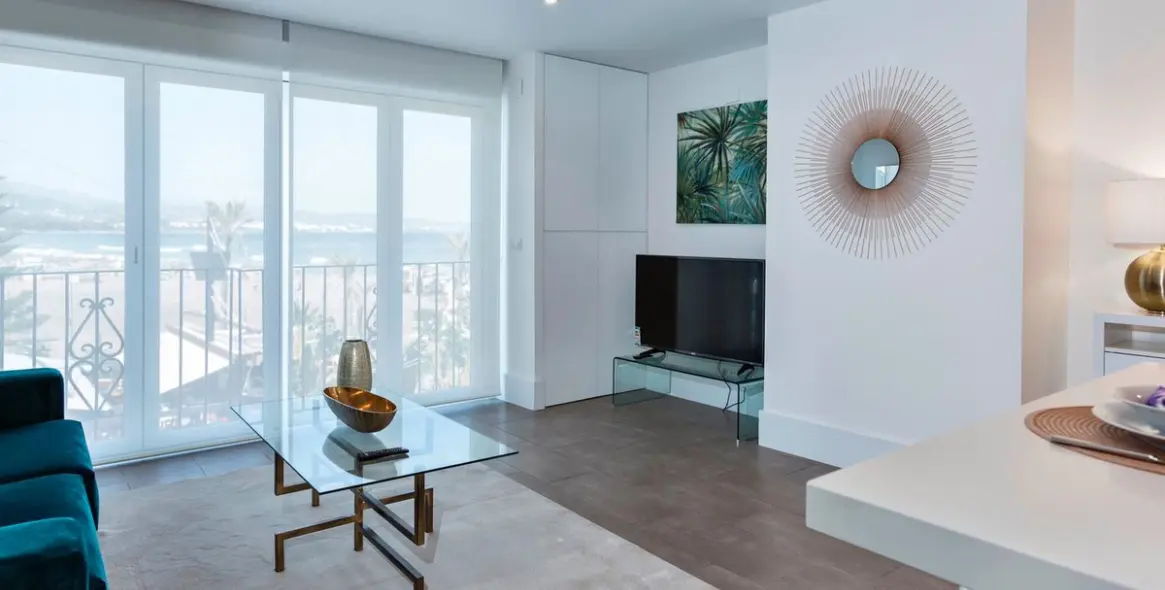 Sale of middle floor apartment in The Golden Mile 4