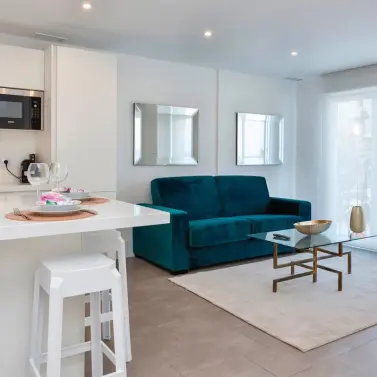 Sale of middle floor apartment in The Golden Mile