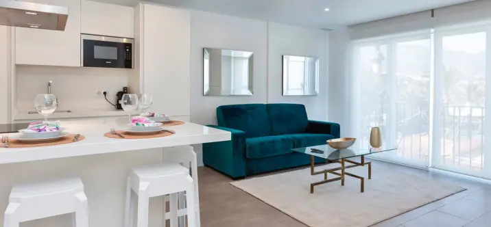 Sale of middle floor apartment in The Golden Mile 4