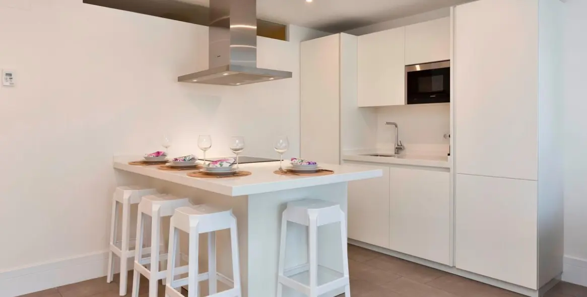 Sale of middle floor apartment in The Golden Mile 7