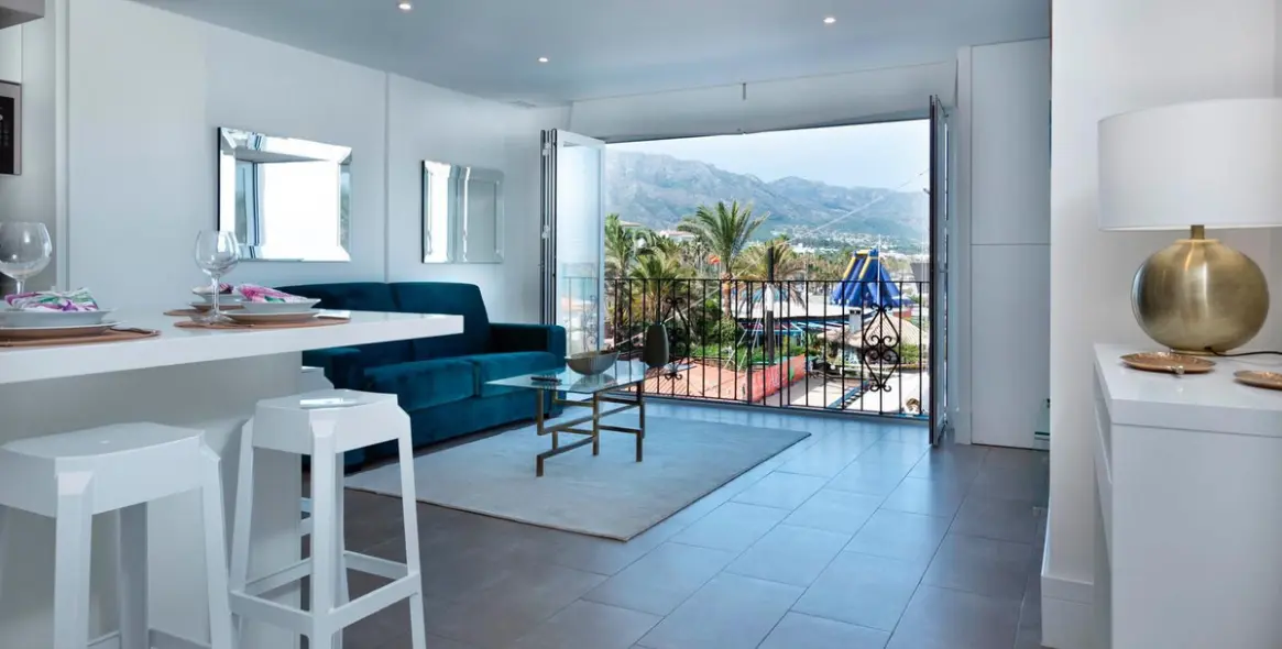 Sale of middle floor apartment in The Golden Mile 8