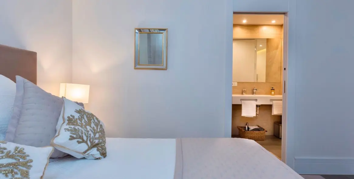 Sale of middle floor apartment in The Golden Mile 10