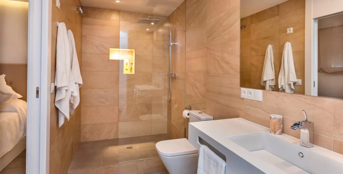 Sale of middle floor apartment in The Golden Mile 11