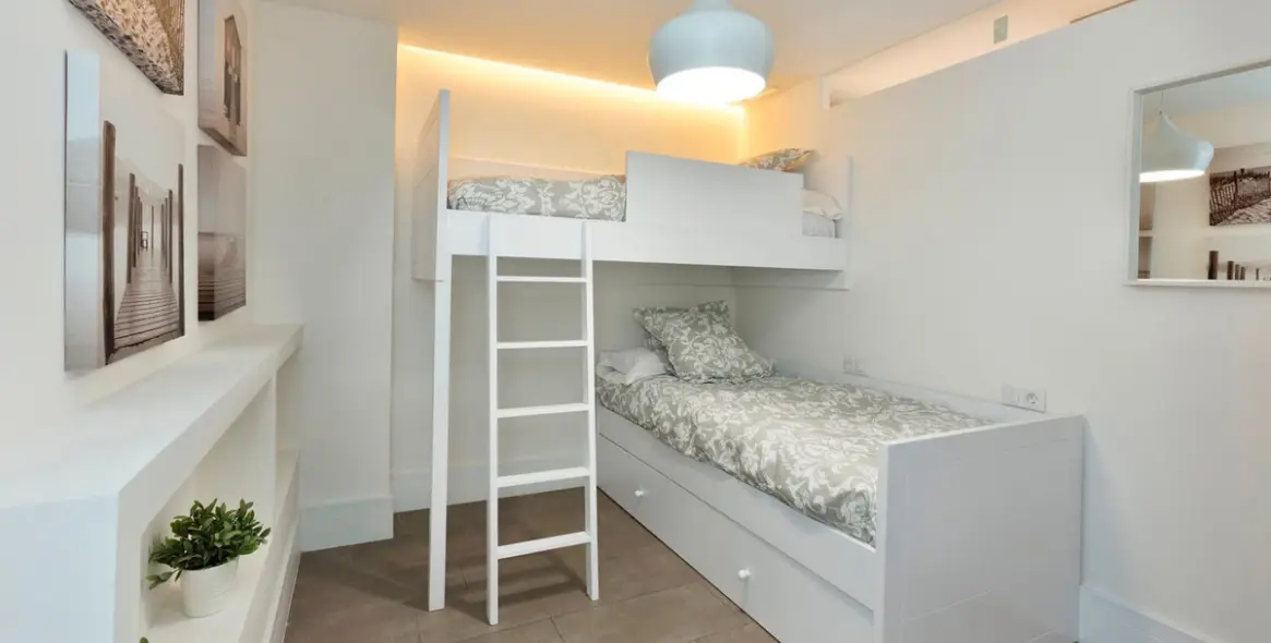 Sale of middle floor apartment in The Golden Mile 12