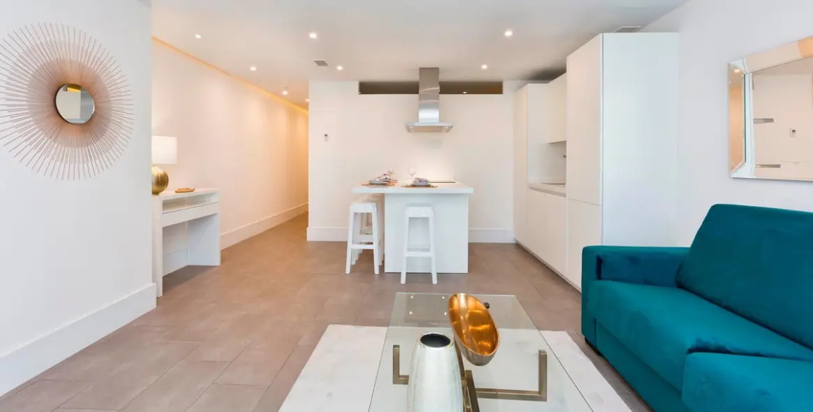 Sale of middle floor apartment in The Golden Mile 15
