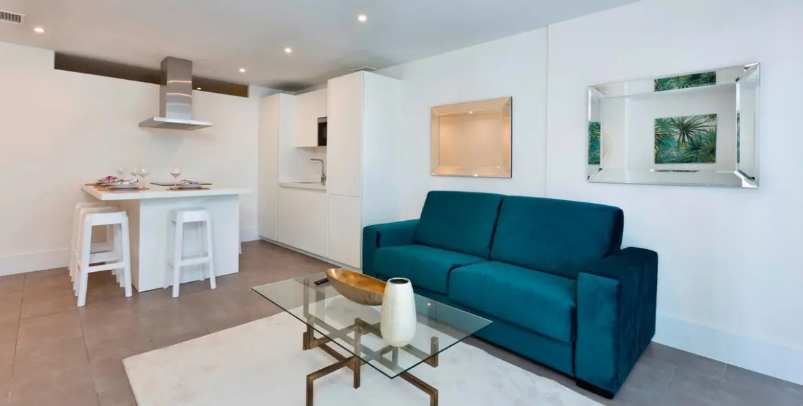 Sale of middle floor apartment in The Golden Mile 17