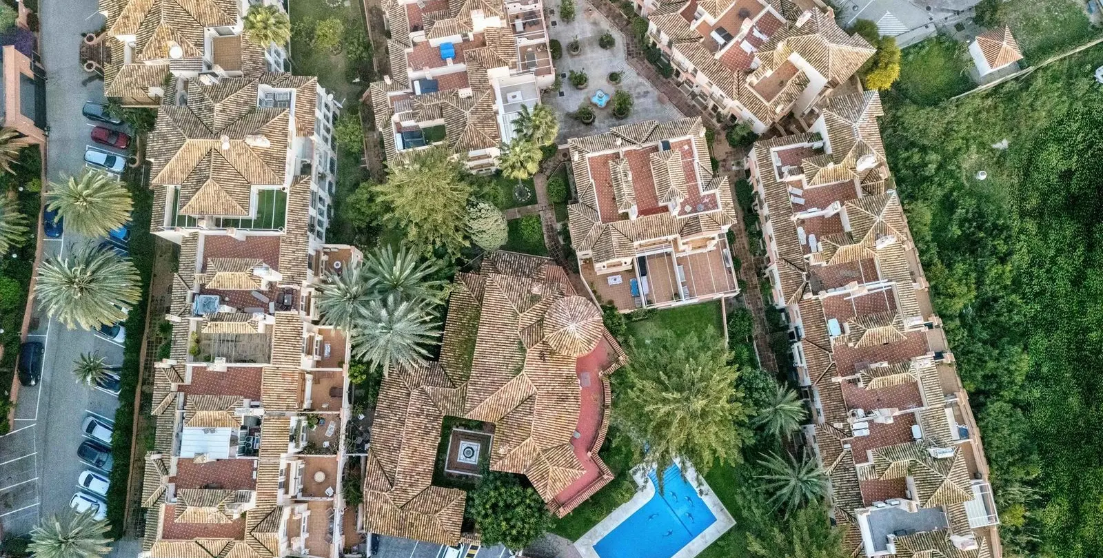 Продажа двухуровневых апартаментов в Estepona 23