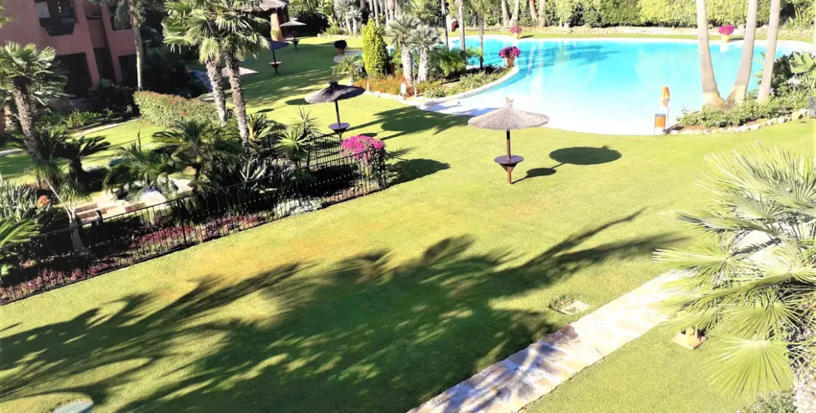 Краткосрочная аренда апартаментов на среднем этаже в Guadalmina Baja 2