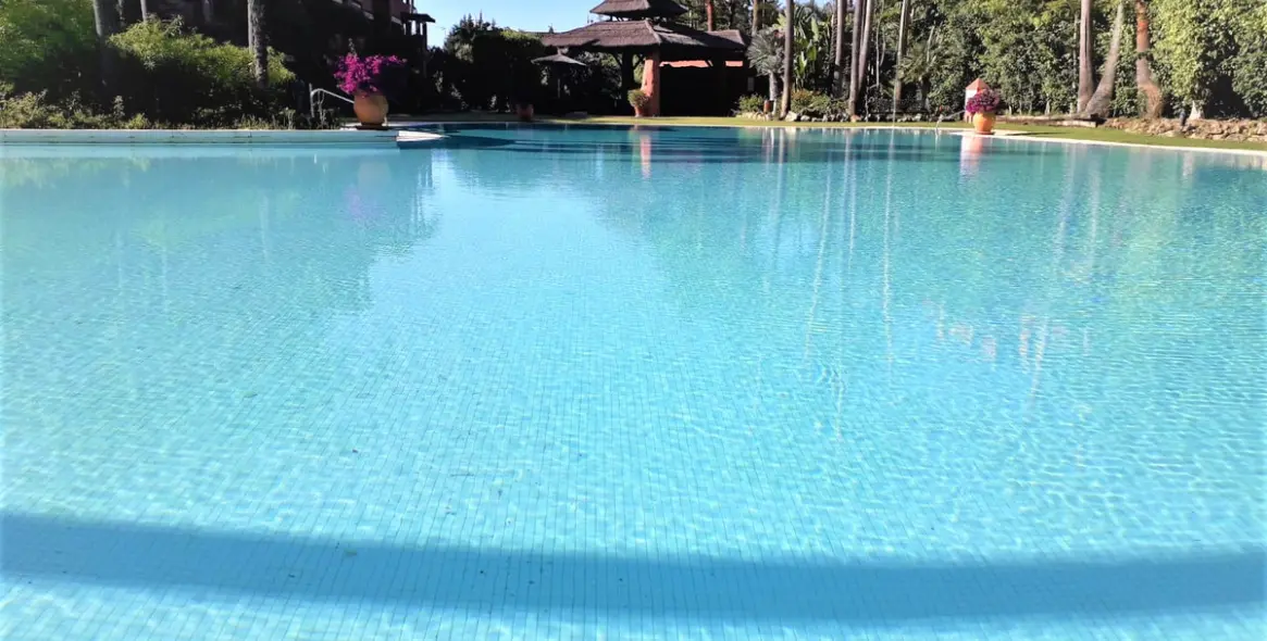 Краткосрочная аренда апартаментов на среднем этаже в Guadalmina Baja 4