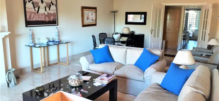 Краткосрочная аренда апартаментов на среднем этаже в Guadalmina Baja 4