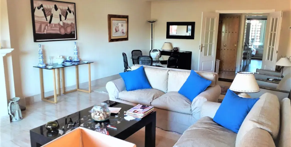 Краткосрочная аренда апартаментов на среднем этаже в Guadalmina Baja 6