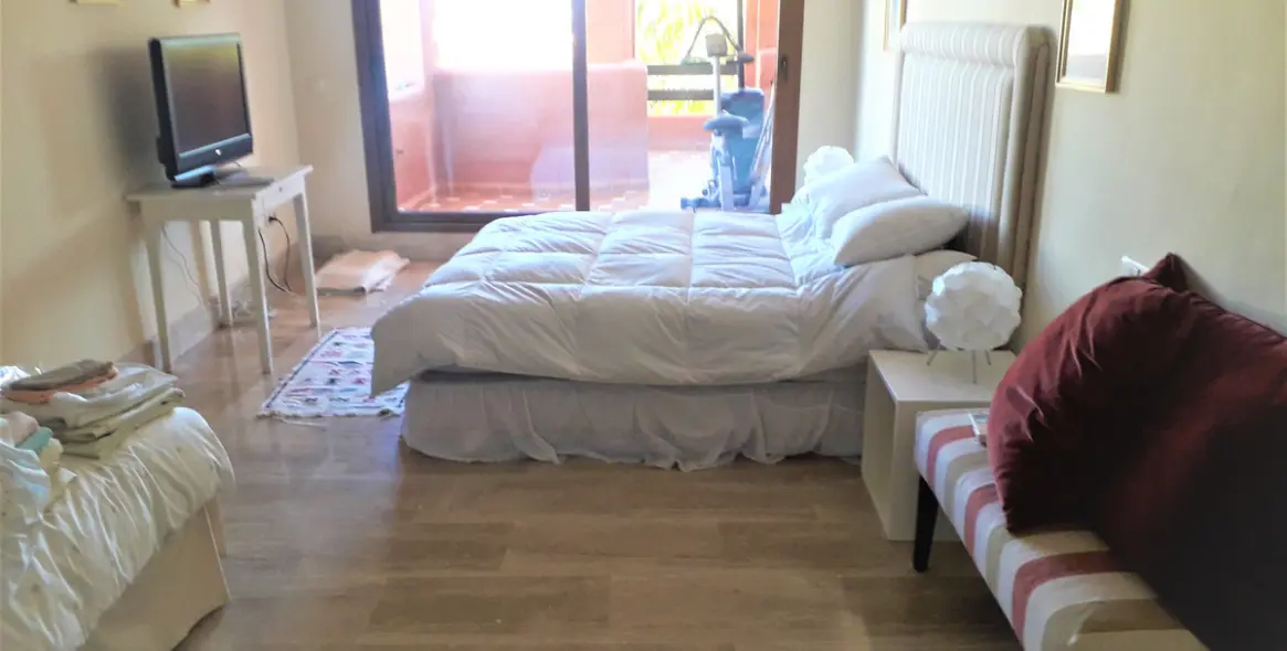 Краткосрочная аренда апартаментов на среднем этаже в Guadalmina Baja 12