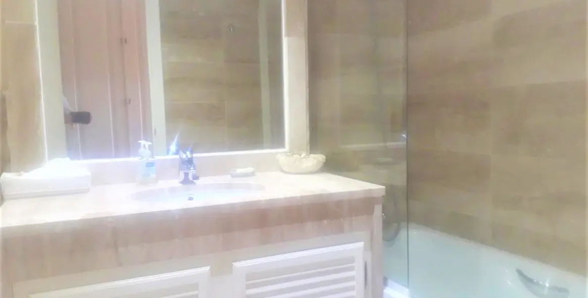 Краткосрочная аренда апартаментов на среднем этаже в Guadalmina Baja 13