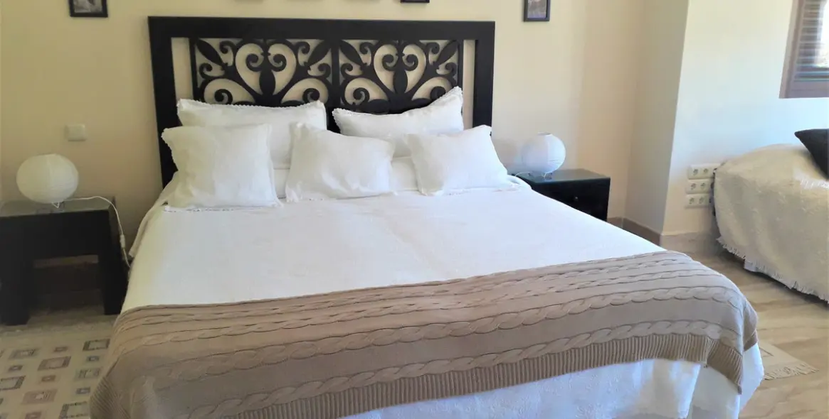 Краткосрочная аренда апартаментов на среднем этаже в Guadalmina Baja 16