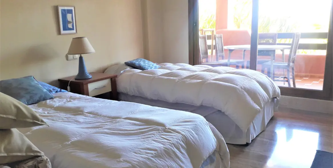 Краткосрочная аренда апартаментов на среднем этаже в Guadalmina Baja 18