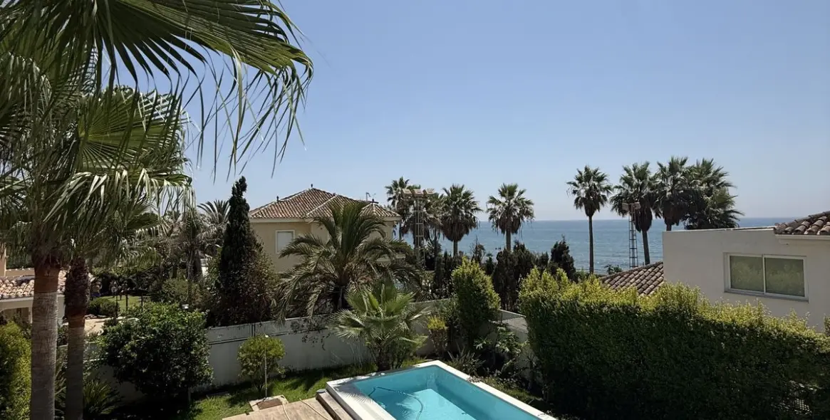 Sale of detached villa in Marbesa 1