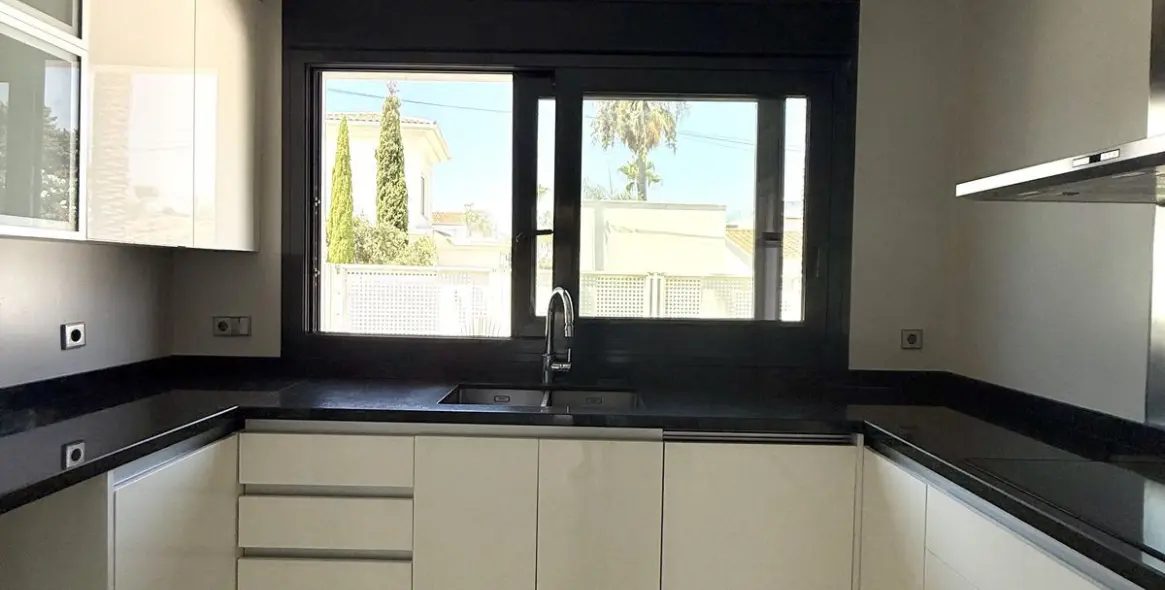 Sale of detached villa in Marbesa 10