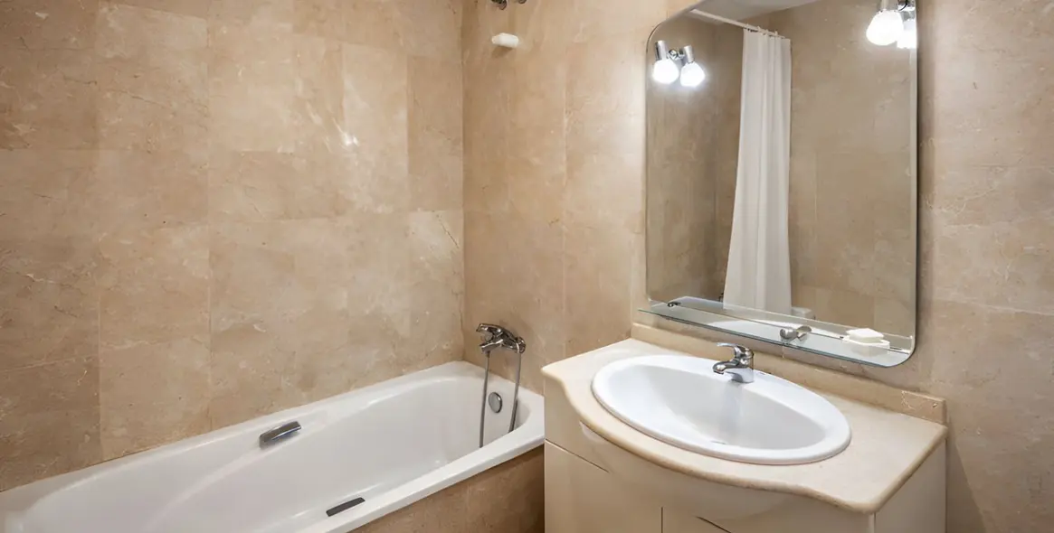 Sale of middle floor apartment in Guadalmina Alta 12