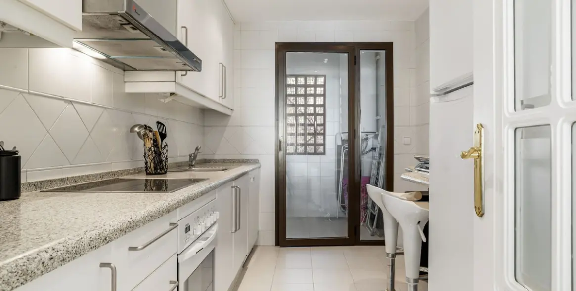 Sale of middle floor apartment in Los Arqueros 12