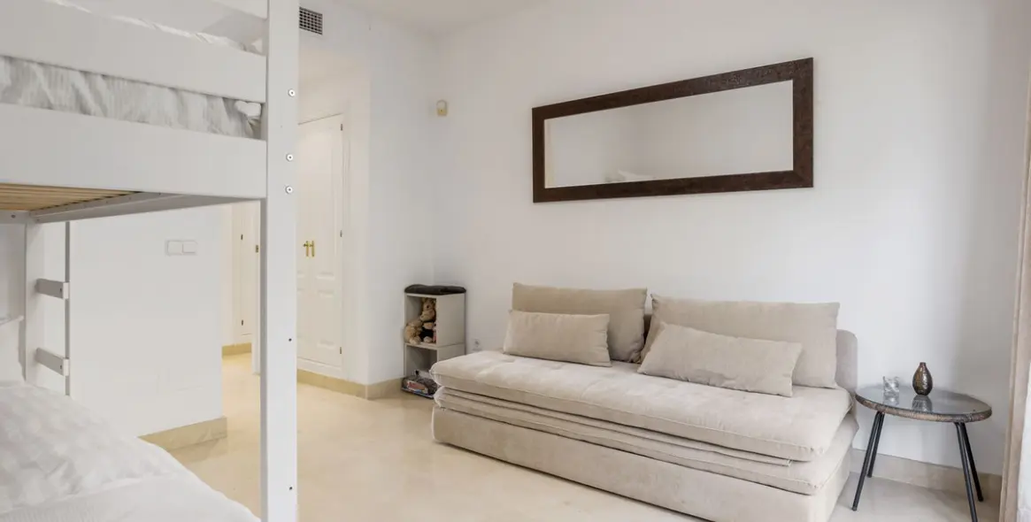 Sale of middle floor apartment in Los Arqueros 20