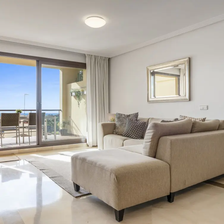 Sale of middle floor apartment in Benahavís