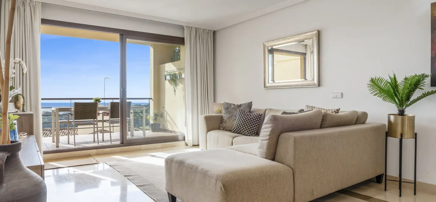Sale of middle floor apartment in Benahavís 0