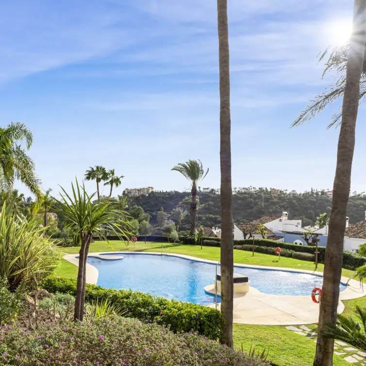 Sale of middle floor apartment in Benahavís