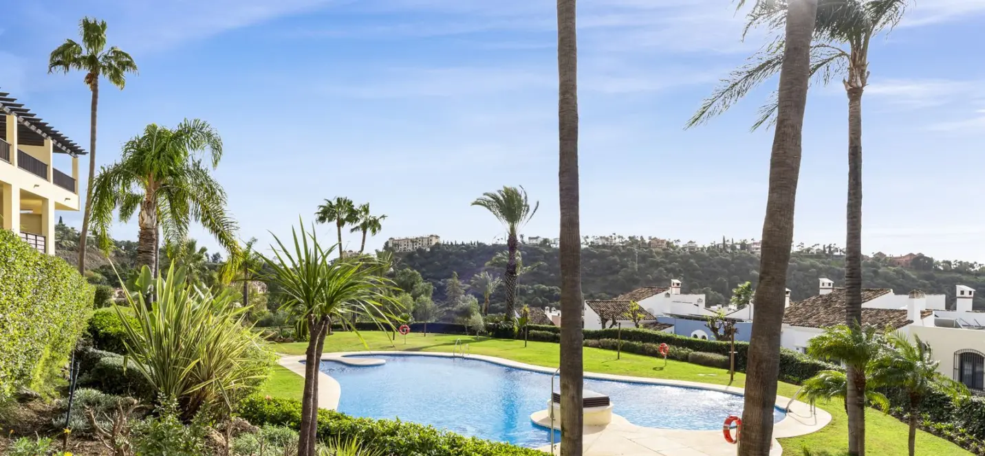 Sale of middle floor apartment in Benahavís 1